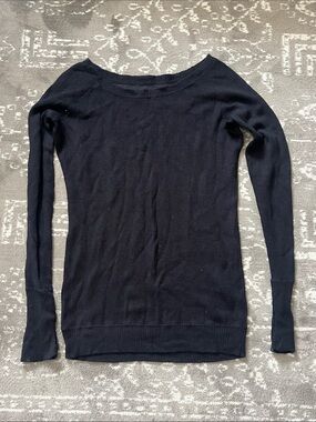 Woman’s lululemon Sweater long sleeve with thumb holes
